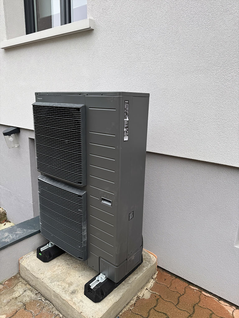 Installation d'une pompe à chaleur air/eau pour chauffage au sol et production d'eau chaude à Drusenheim proche de Haguenau. Réalisation Energeco Alsace à Obernai