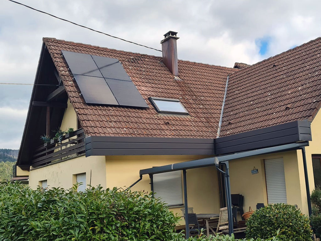 Pose de panneaux solaires photovoltaïques sur toiture pour autoconsommation et économies d&rsquo;énergie au Hohwald proche de Barr
