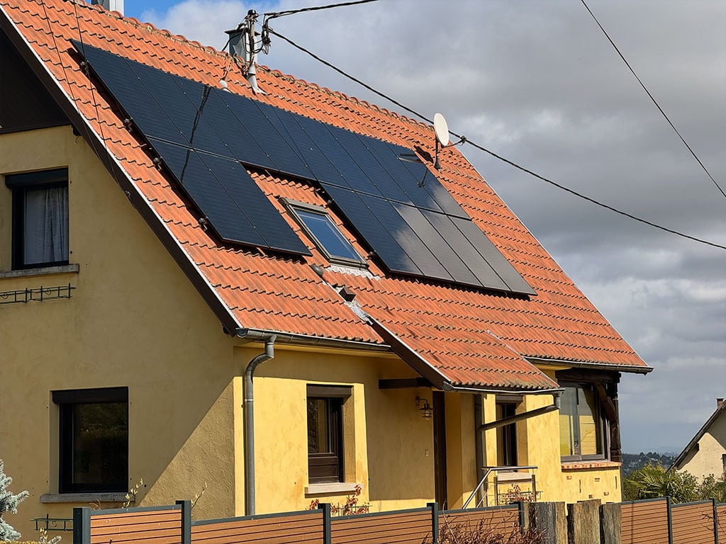 Pose d'une installation photovoltaïque pour grande maison neuve et production d'énergie renouvelable à Saint-Nabor proche de Rosheim
