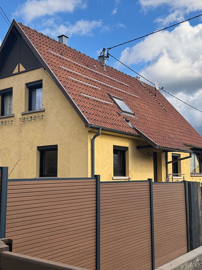 Pose d'une installation photovoltaïque pour grande maison neuve et production d'énergie renouvelable à Saint-Nabor.