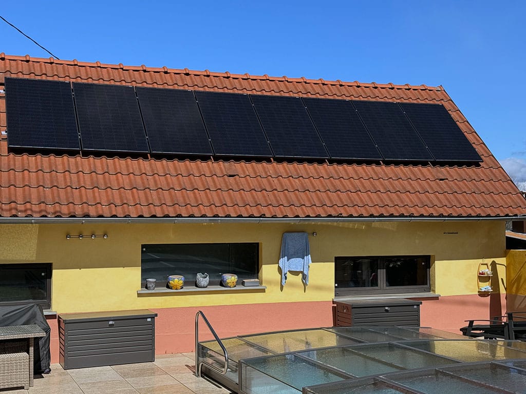 Installation photovoltaïque pour grande maison neuve et production d'énergie renouvelable à Saint-Nabor proche de Rosheim